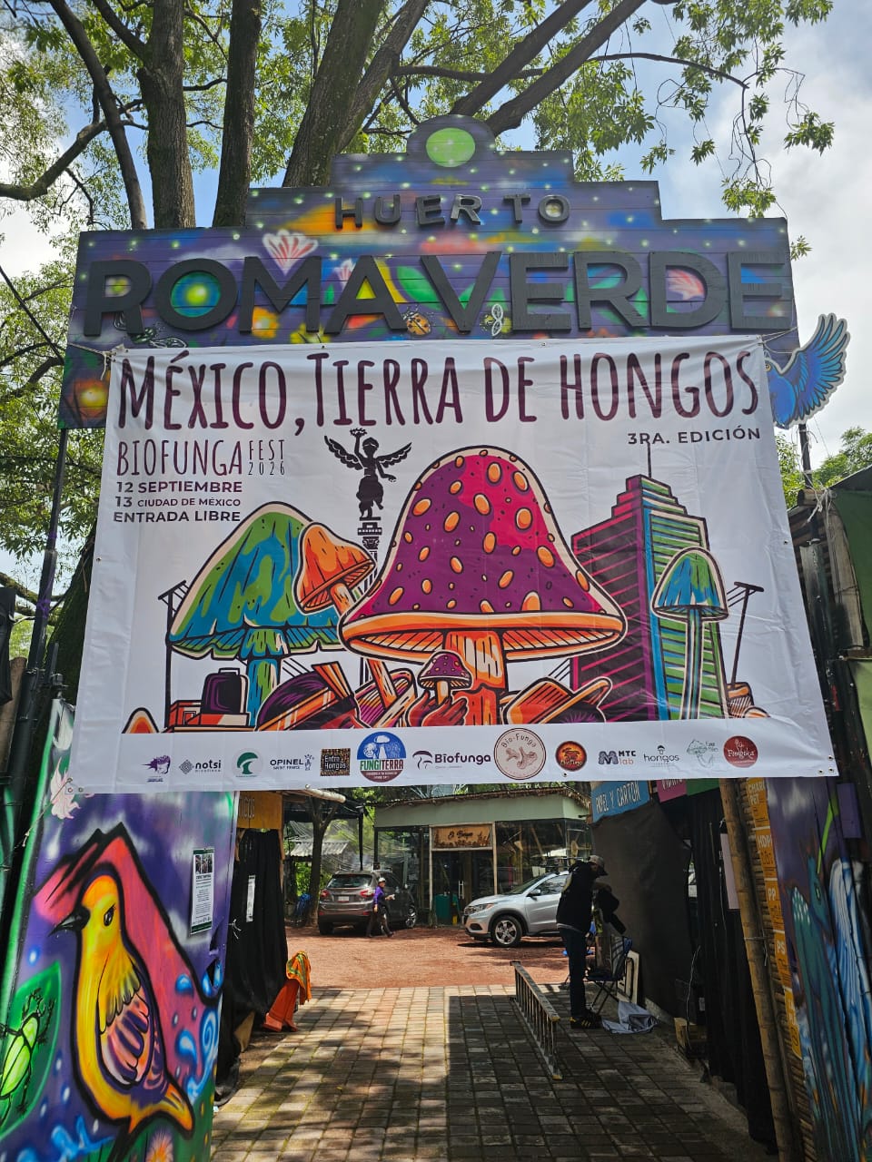 Lona de entrada del BioFunga Fest 2026, México Tierra de Hongos, tercera edición, en el Huerto Roma Verde