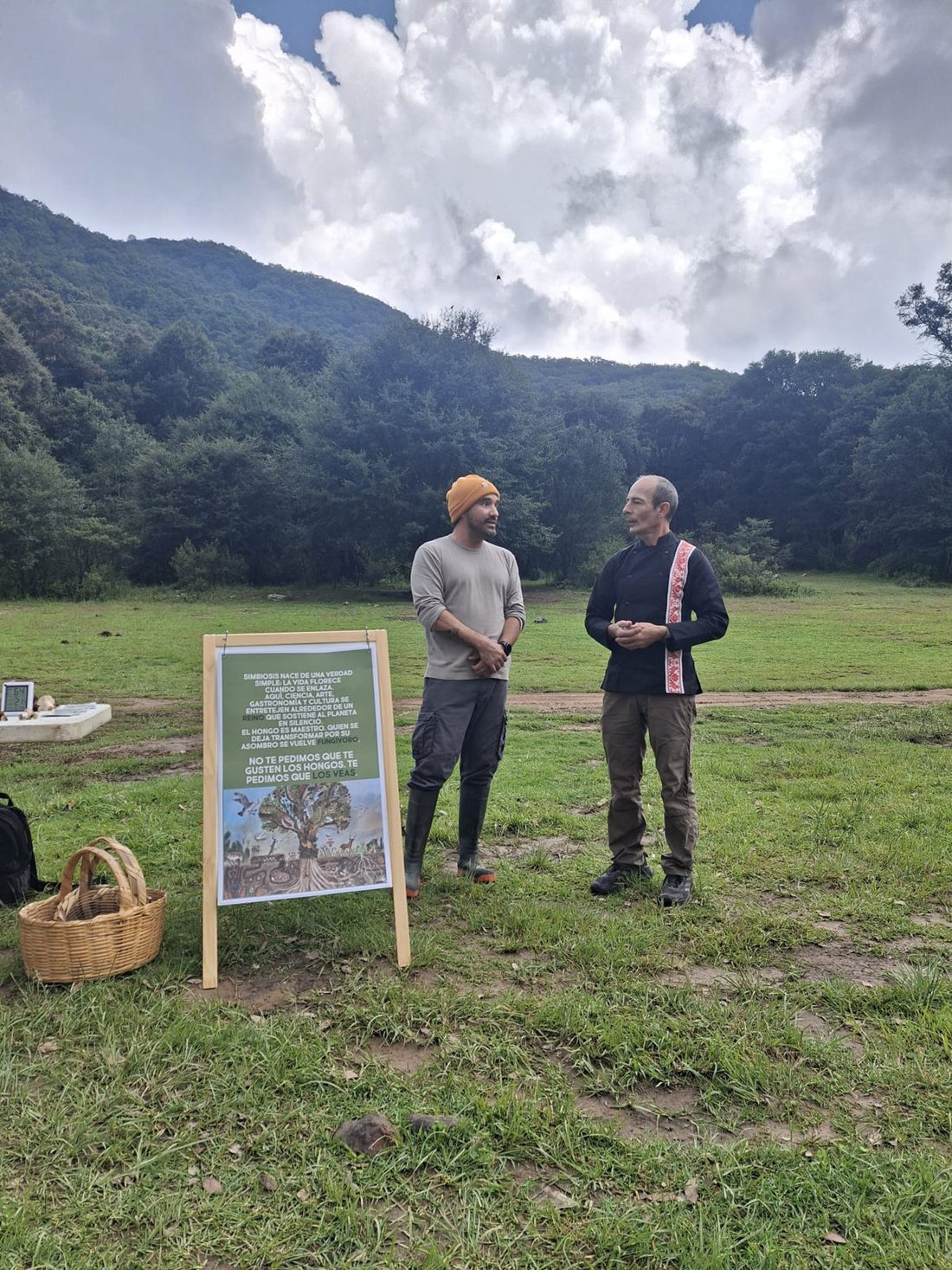 Arif Towns Alonso y el chef David Jahnke junto al caballete de Simbiosis en la Sierra de Santa Rosa, temporada de julio de 2026